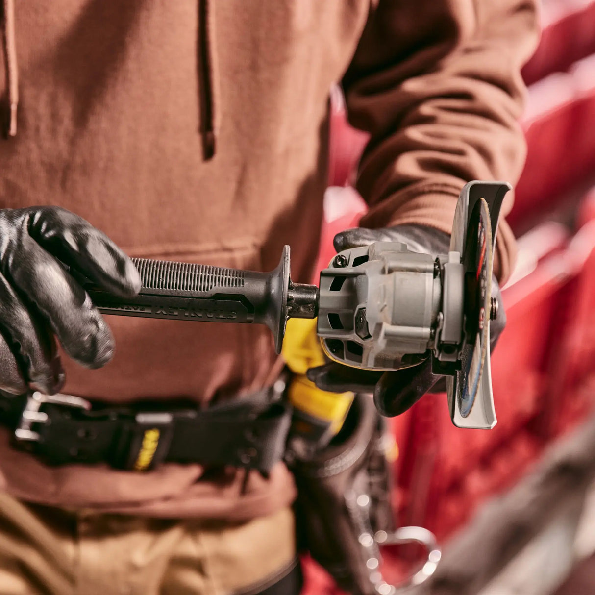 Meuleuse d'angle Stanley SFMCG700M2K-QW 18V 4Ah