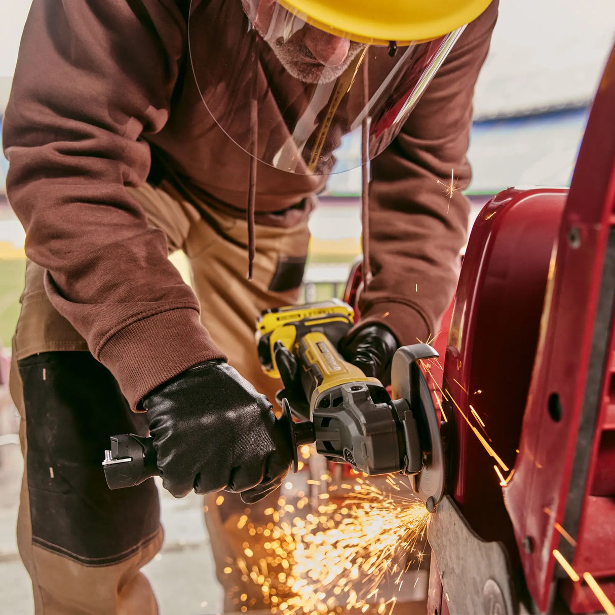 Meuleuse d'angle Stanley SFMCG700M2K-QW 18V 4Ah