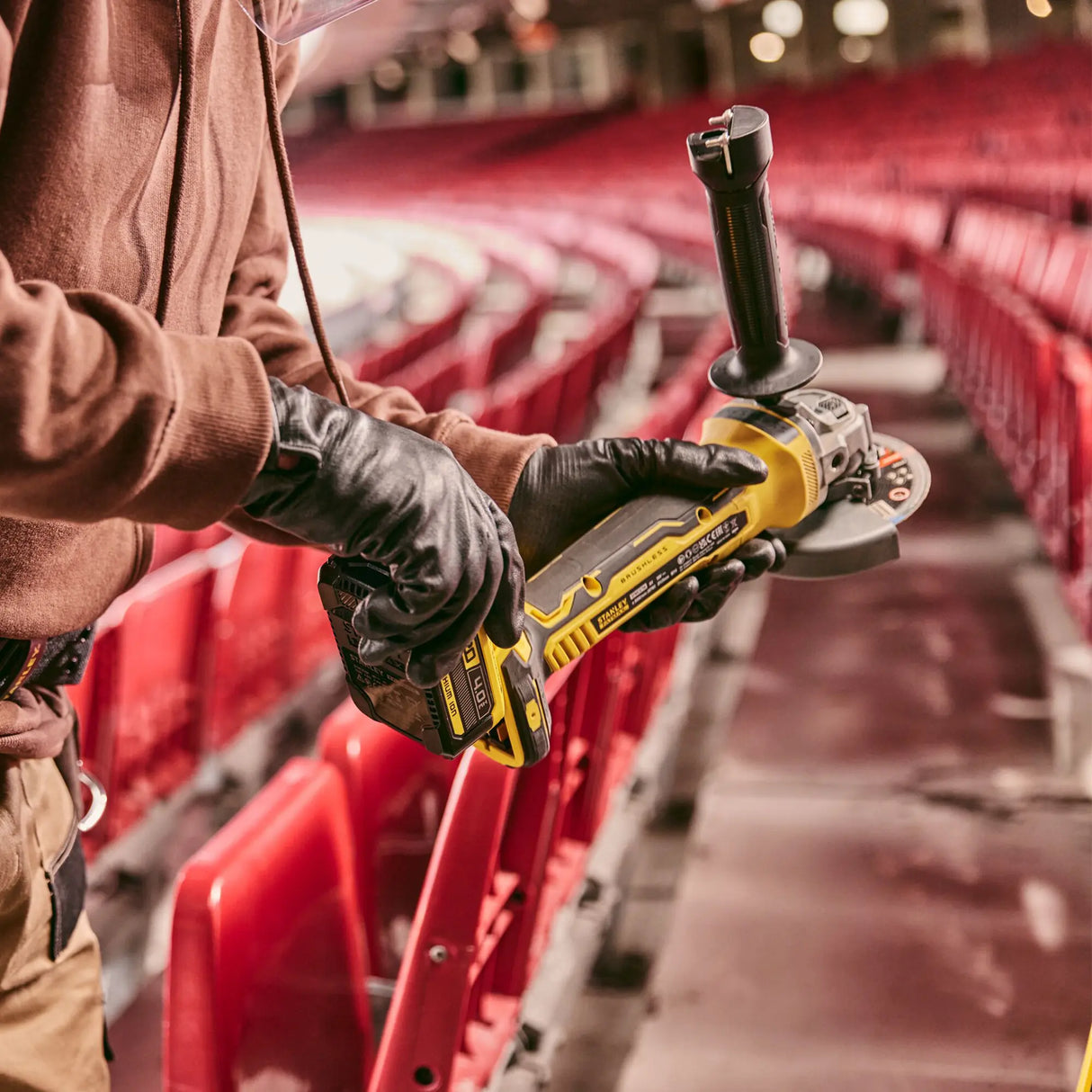 Meuleuse d'angle Stanley SFMCG700M2K-QW 18V 4Ah