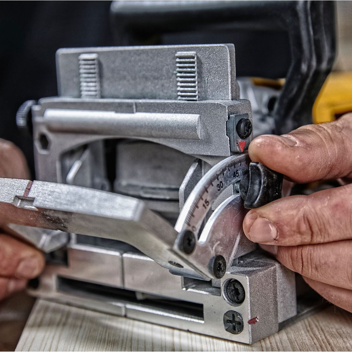 DW682K-QS - Fresatrice Dewalt DW682K-QS 600W - Immagine 4